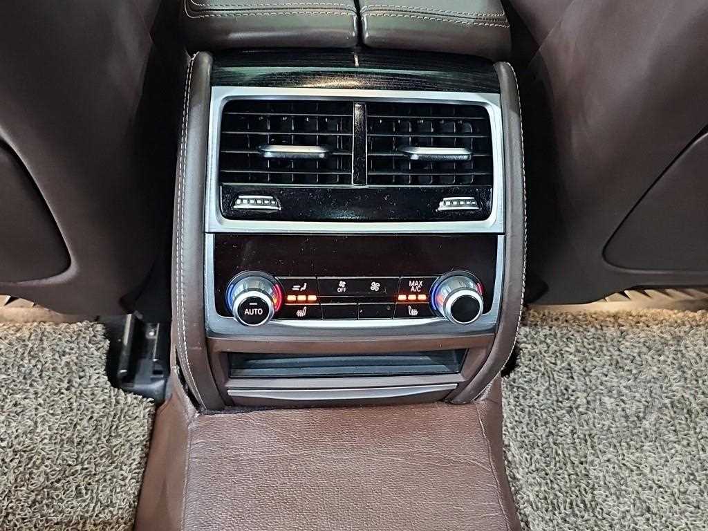 BMW 7-Series — photo 13