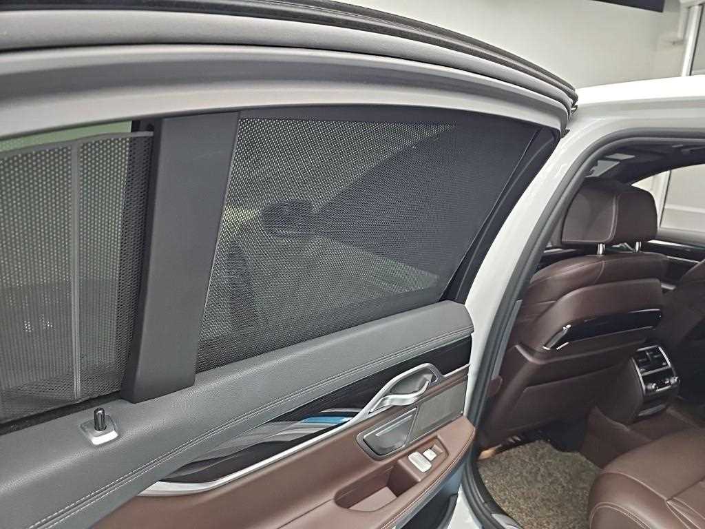 BMW 7-Series — photo 15
