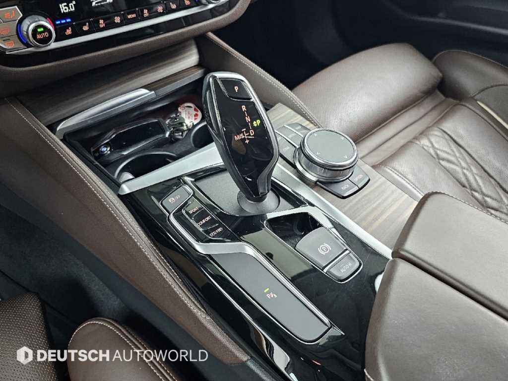 BMW 5-Series — photo 09