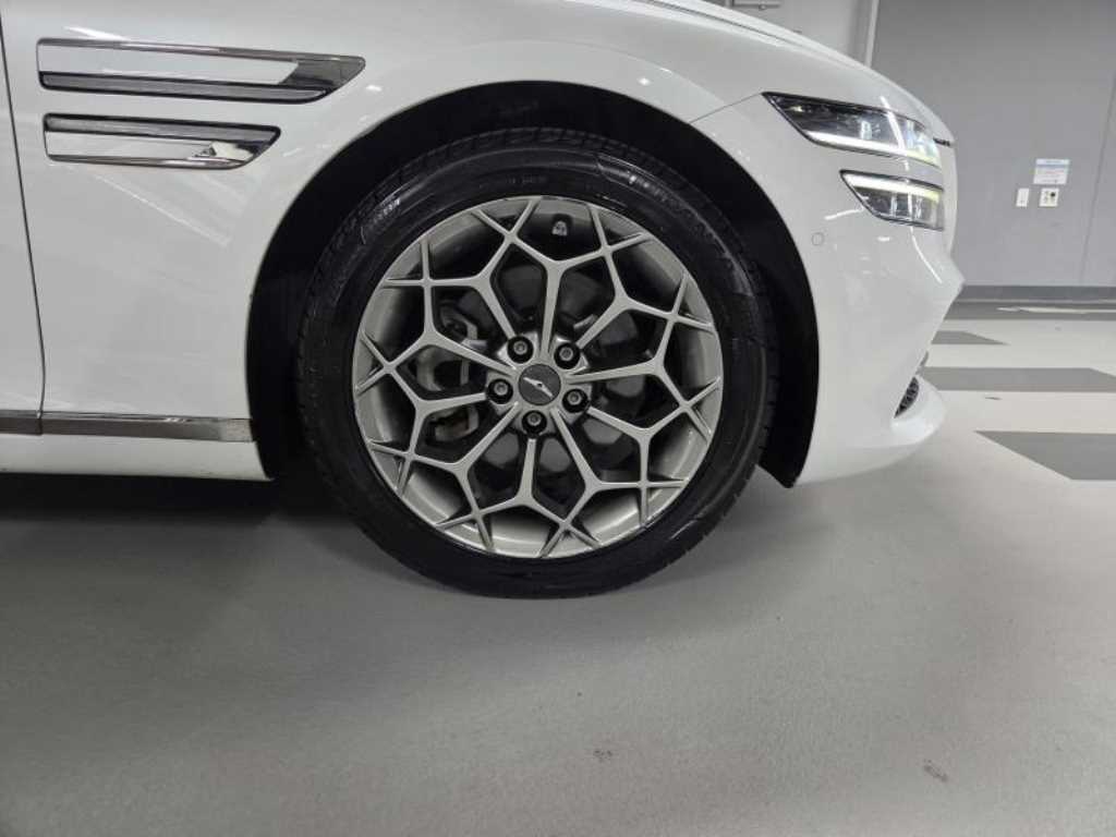 Genesis G80 — photo 07