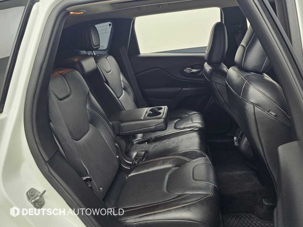 Jeep Cherokee — photo 12