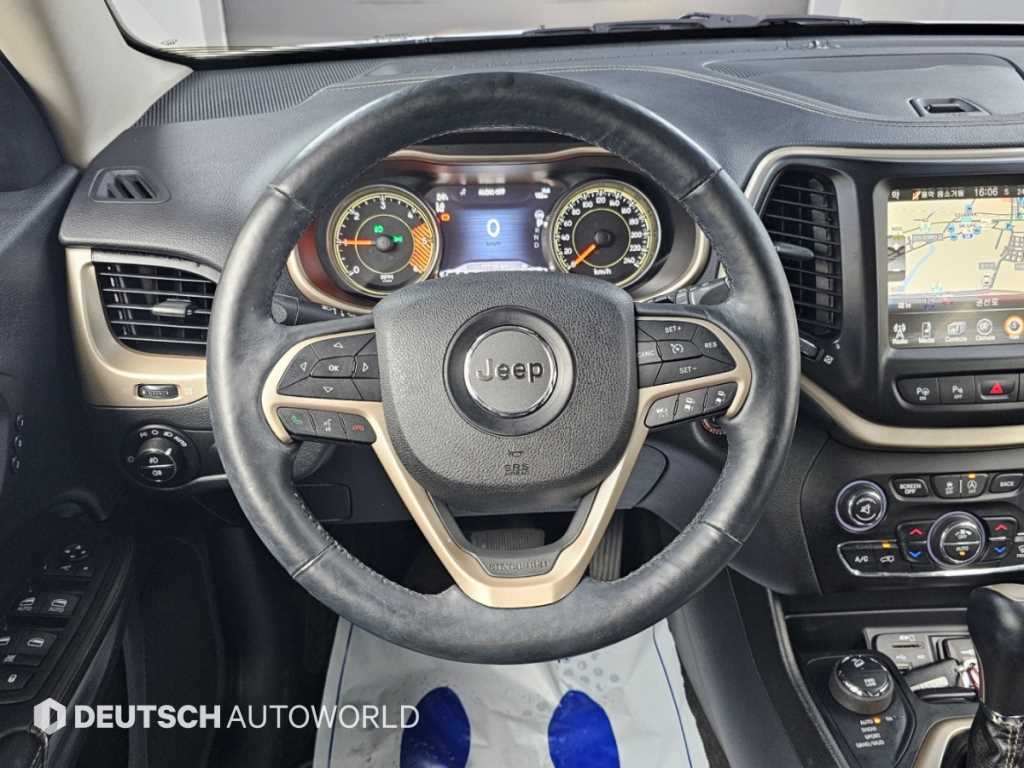 Jeep Cherokee — photo 13
