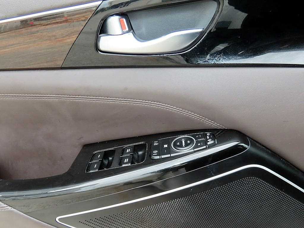 Kia K7 — photo 12