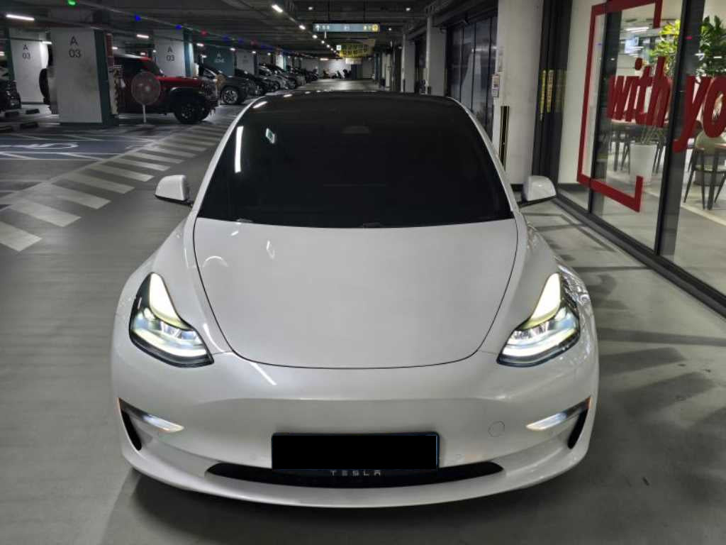 Tesla Model 3 — photo 01