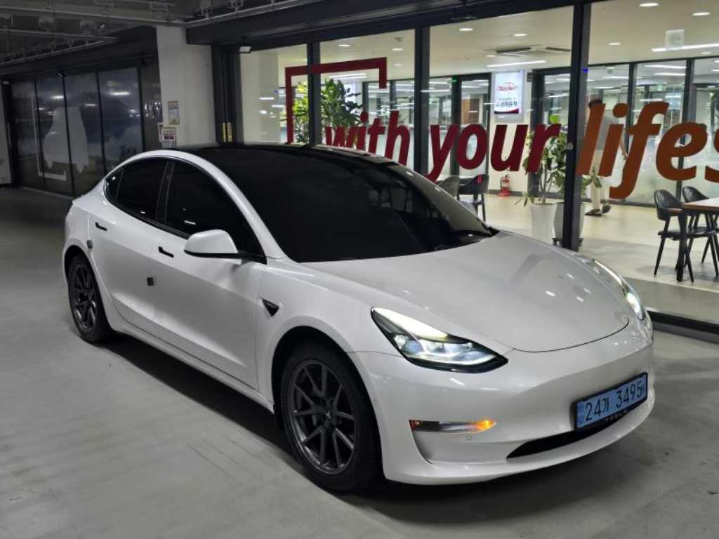 Tesla Model 3 — photo 02