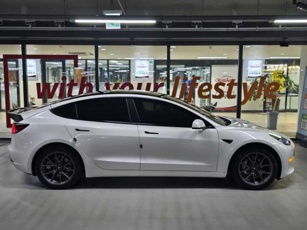 Tesla Model 3 — photo 03