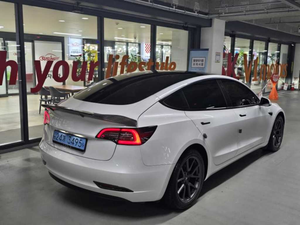Tesla Model 3 — photo 04