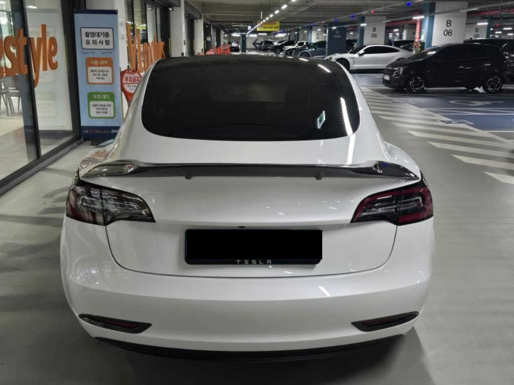 Tesla Model 3 — photo 05
