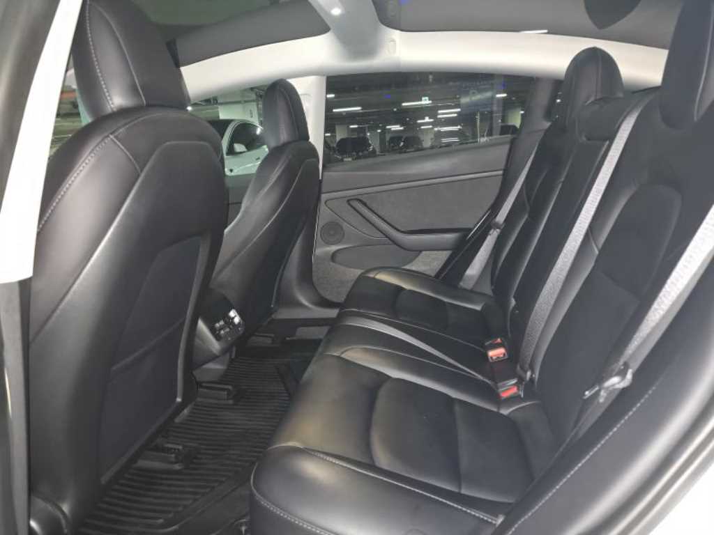 Tesla Model 3 — photo 08