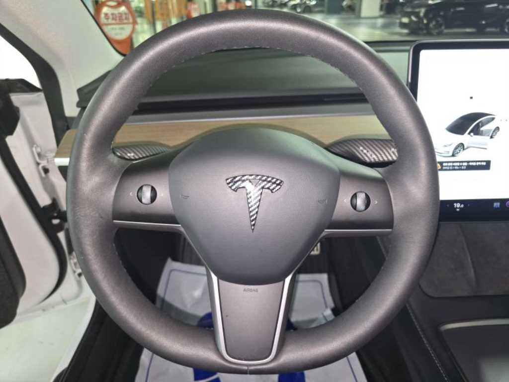 Tesla Model 3 — photo 09