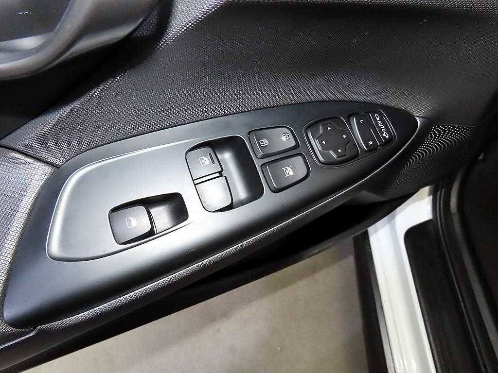 Hyundai Veloster — photo 13