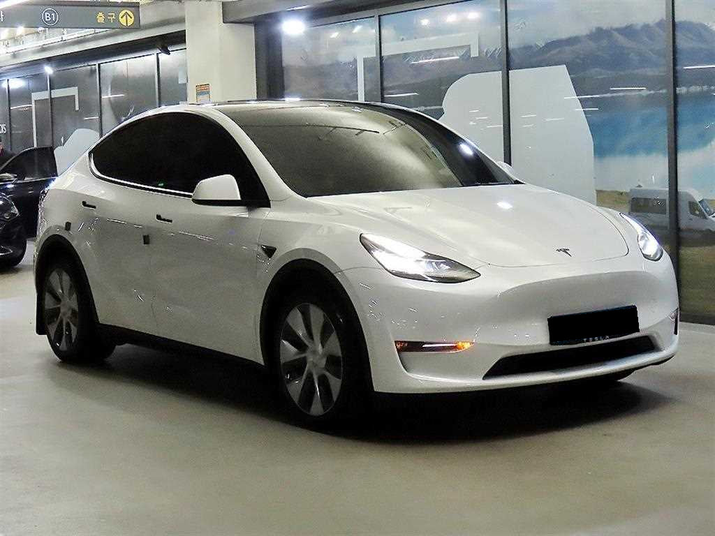 Tesla Model Y — photo 01