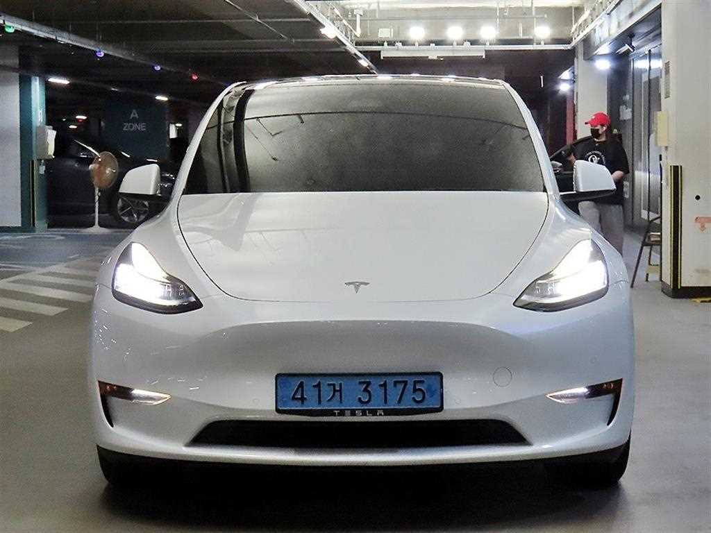 Tesla Model Y — photo 02