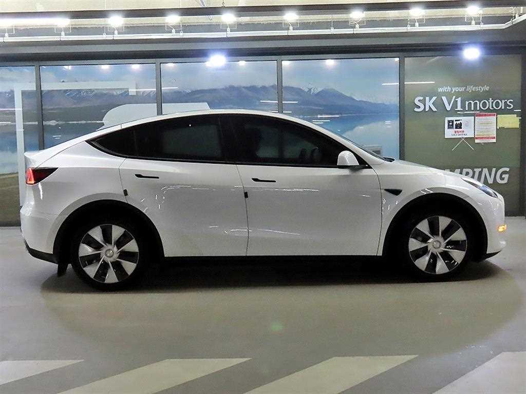 Tesla Model Y — photo 03