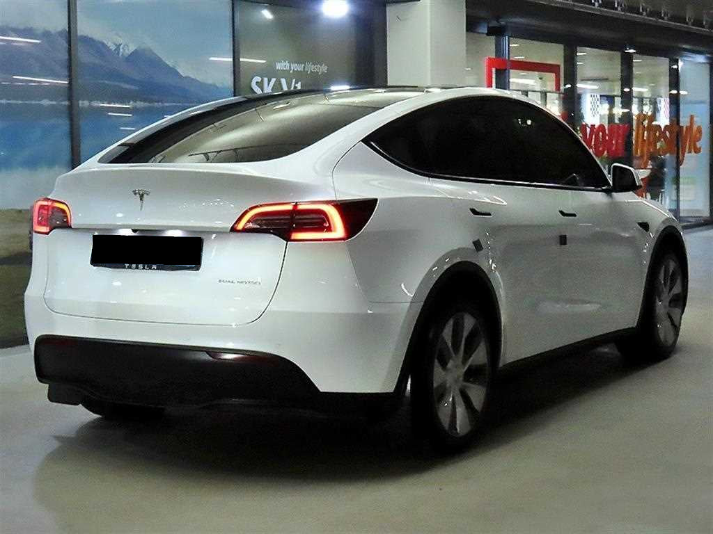 Tesla Model Y — photo 04