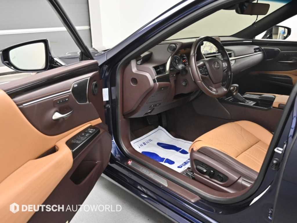Lexus ES — photo 11