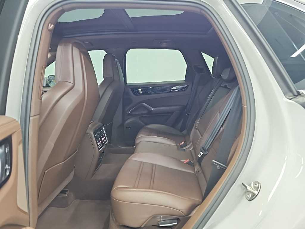 Porsche Cayenne — photo 12