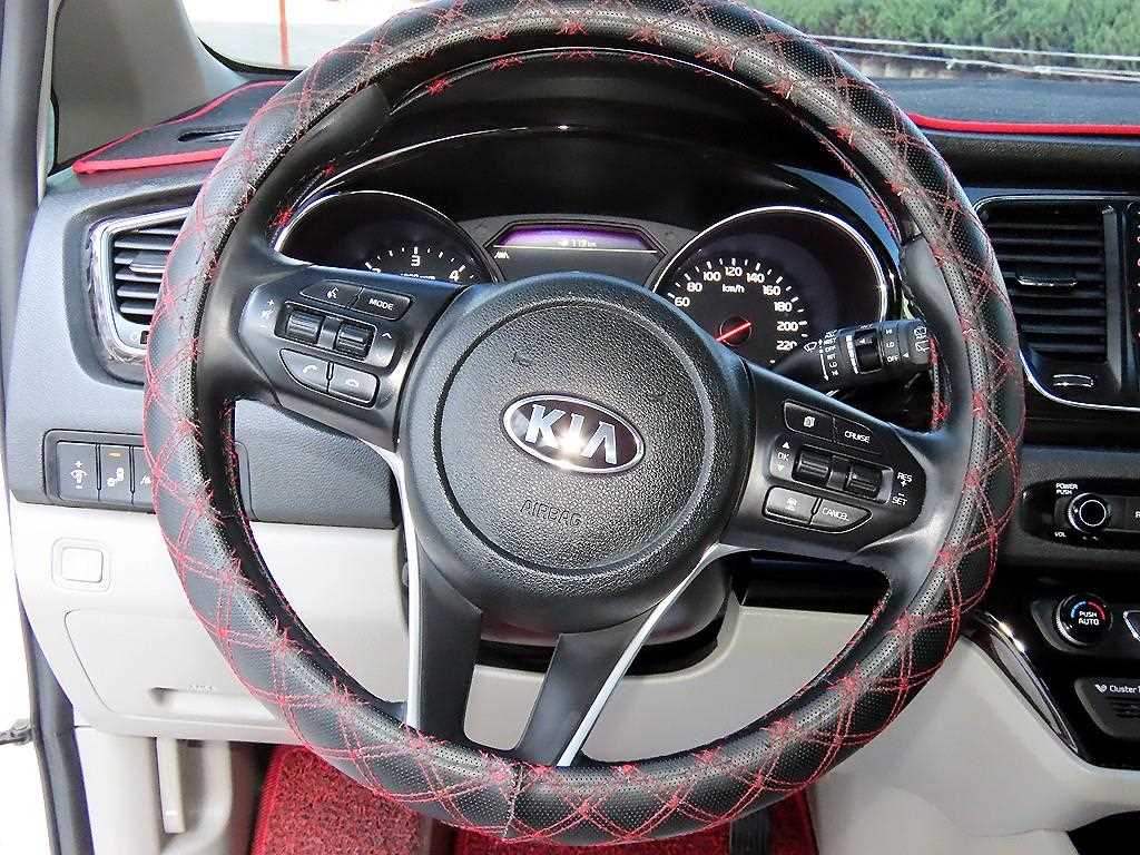 Kia Carnival — photo 08