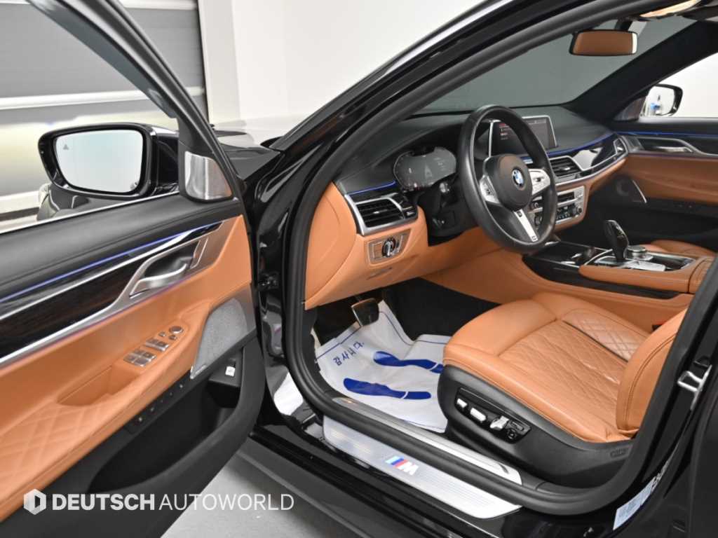 BMW 7-Series — photo 11