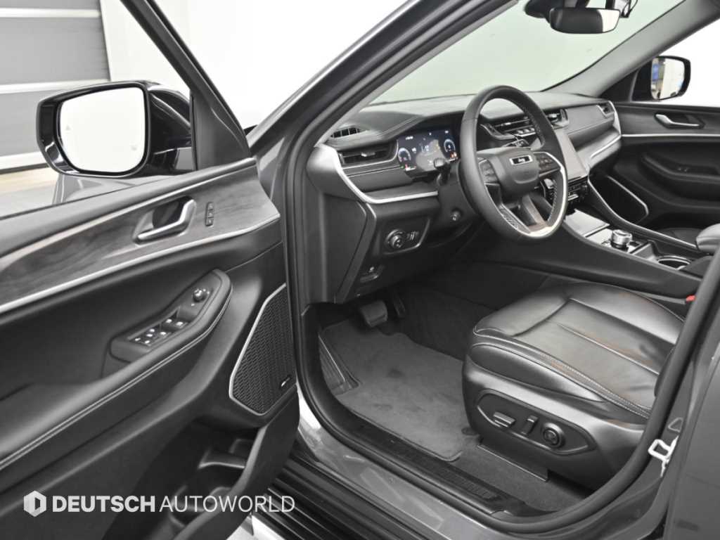 Jeep Cherokee — photo 11