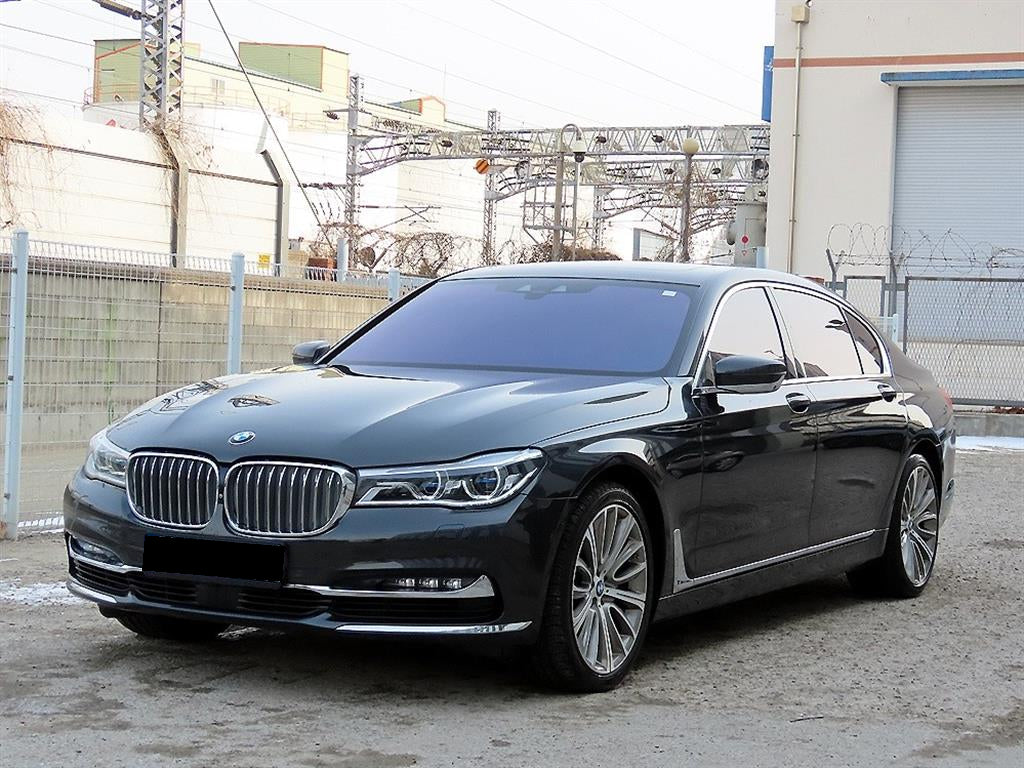 BMW 7-Series — photo 02
