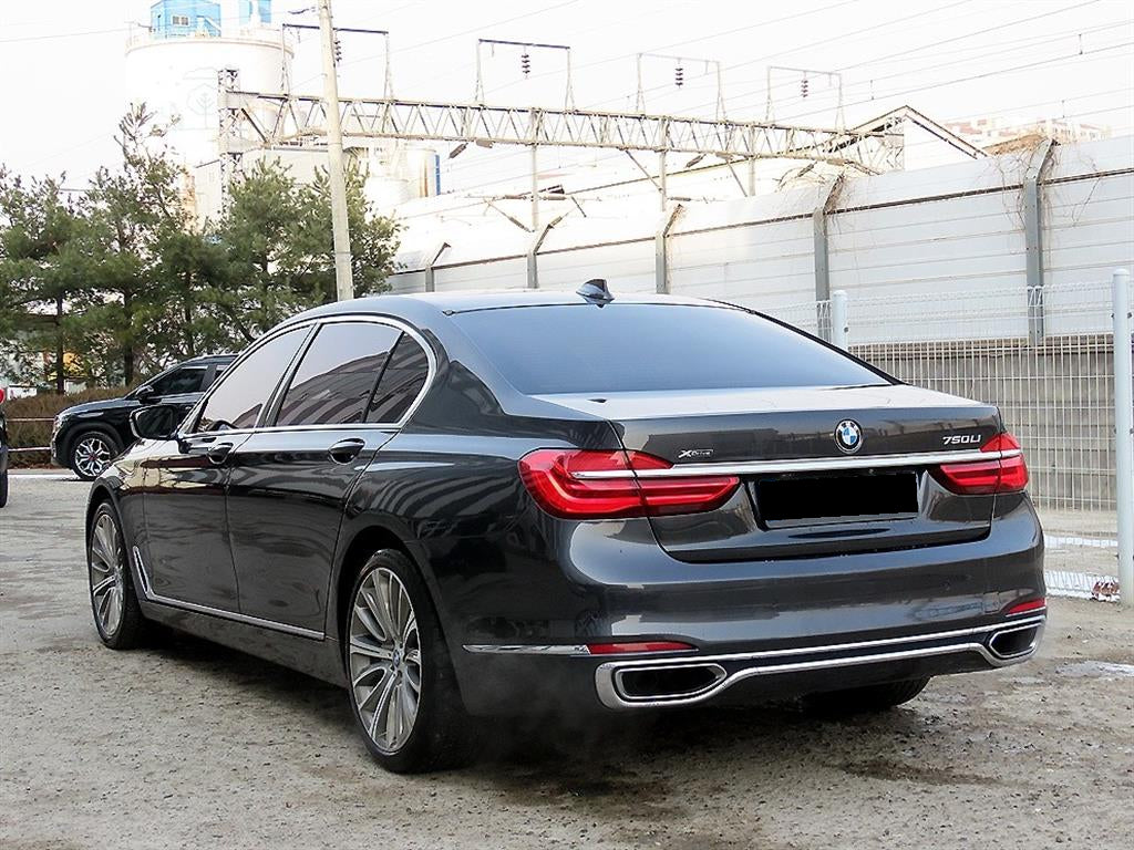 BMW 7-Series — photo 03