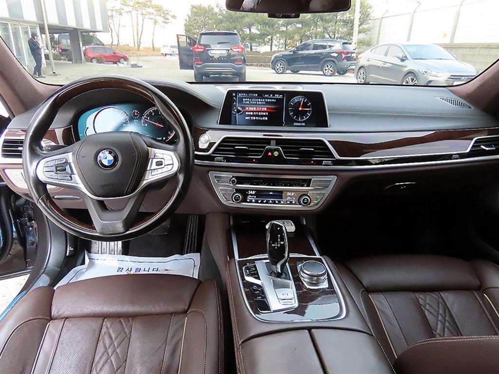 BMW 7-Series — photo 07