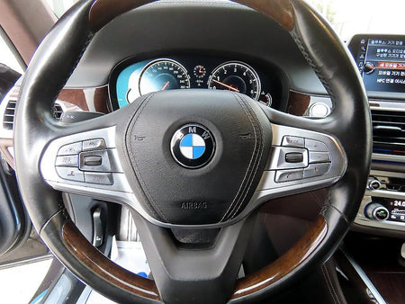 BMW 7-Series — photo 08