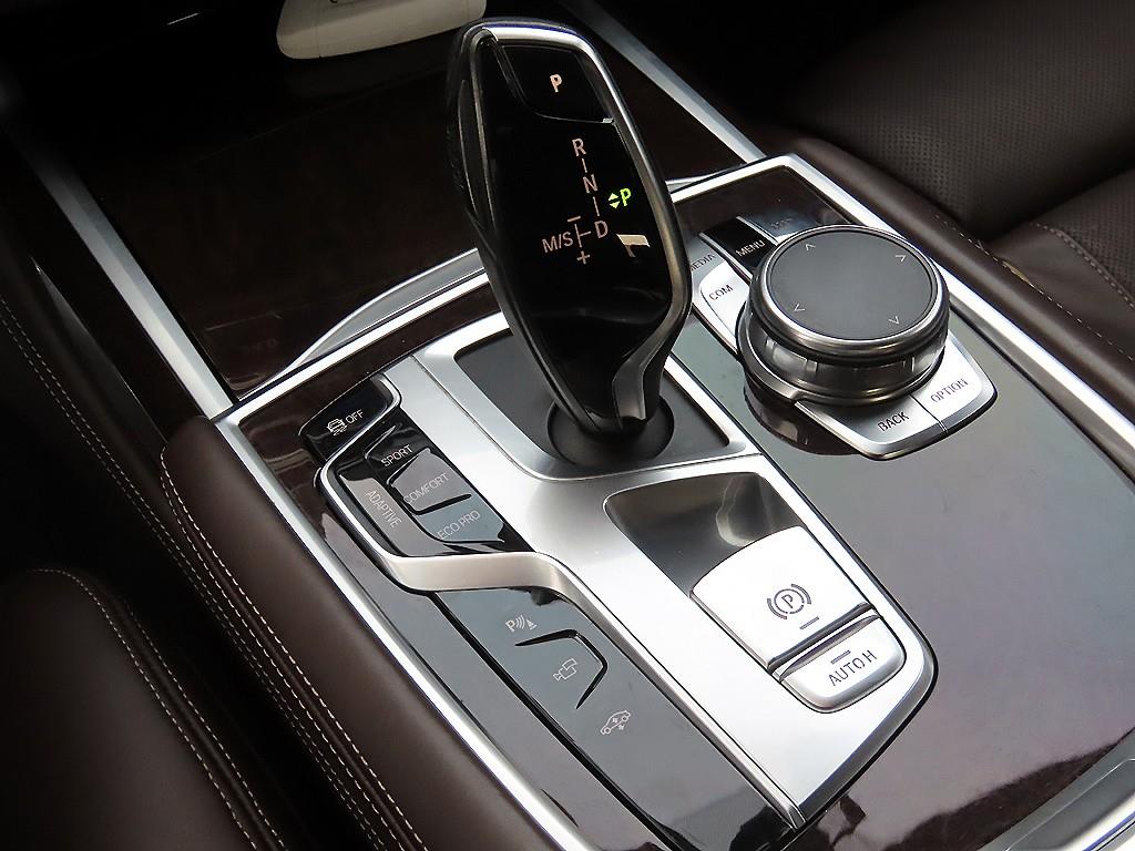 BMW 7-Series — photo 11