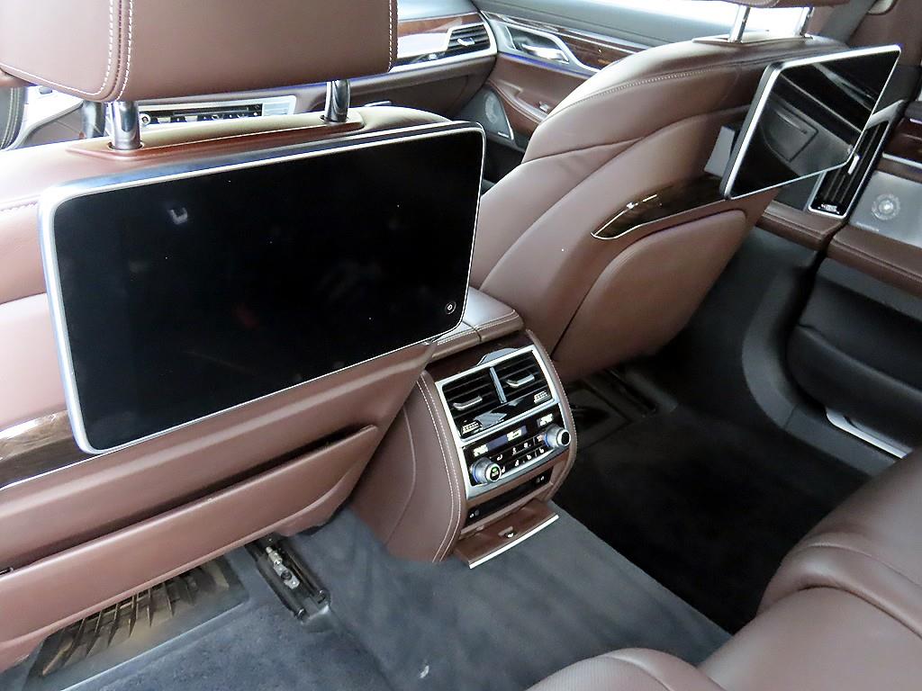 BMW 7-Series — photo 15