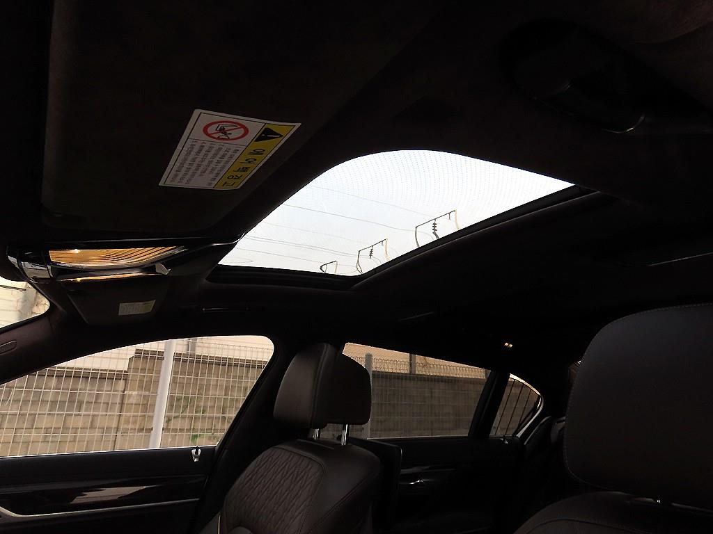 BMW 7-Series — photo 17