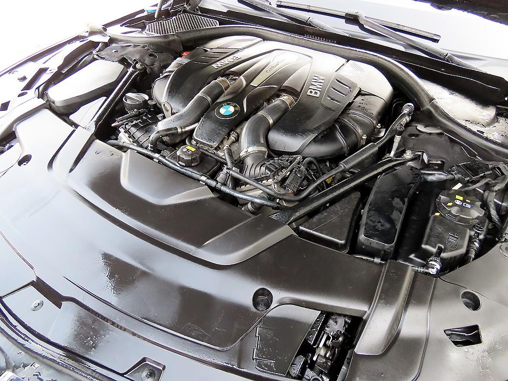 BMW 7-Series — photo 19
