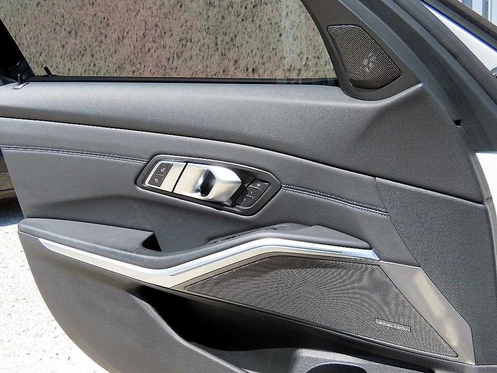 BMW 3-Series — photo 12