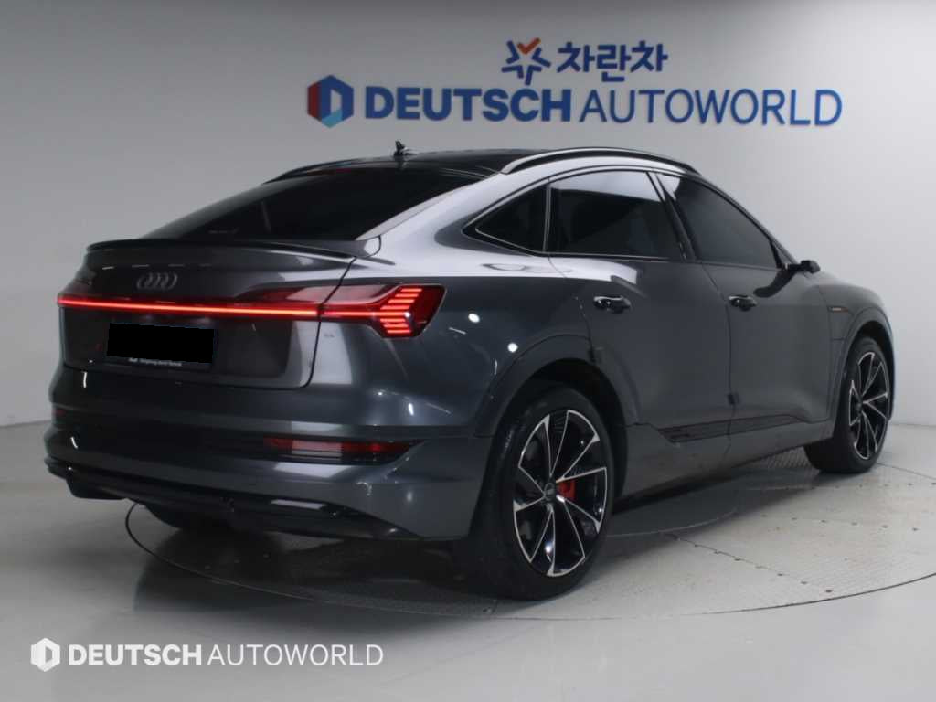 Audi e-tron — photo 02