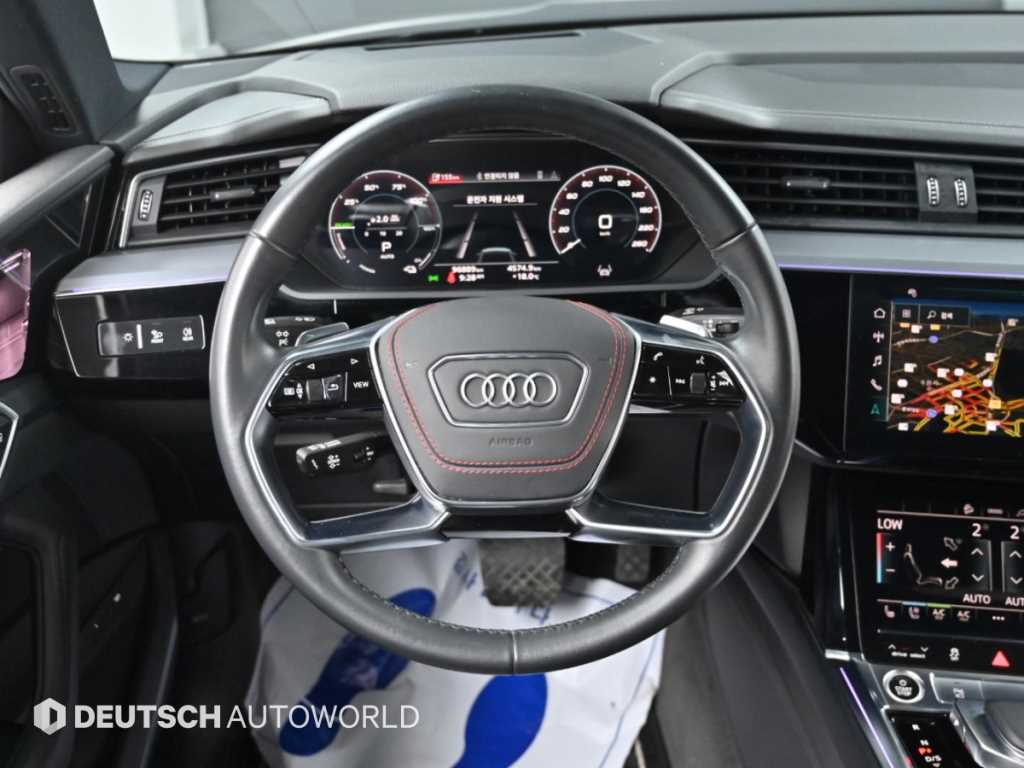 Audi e-tron — photo 13