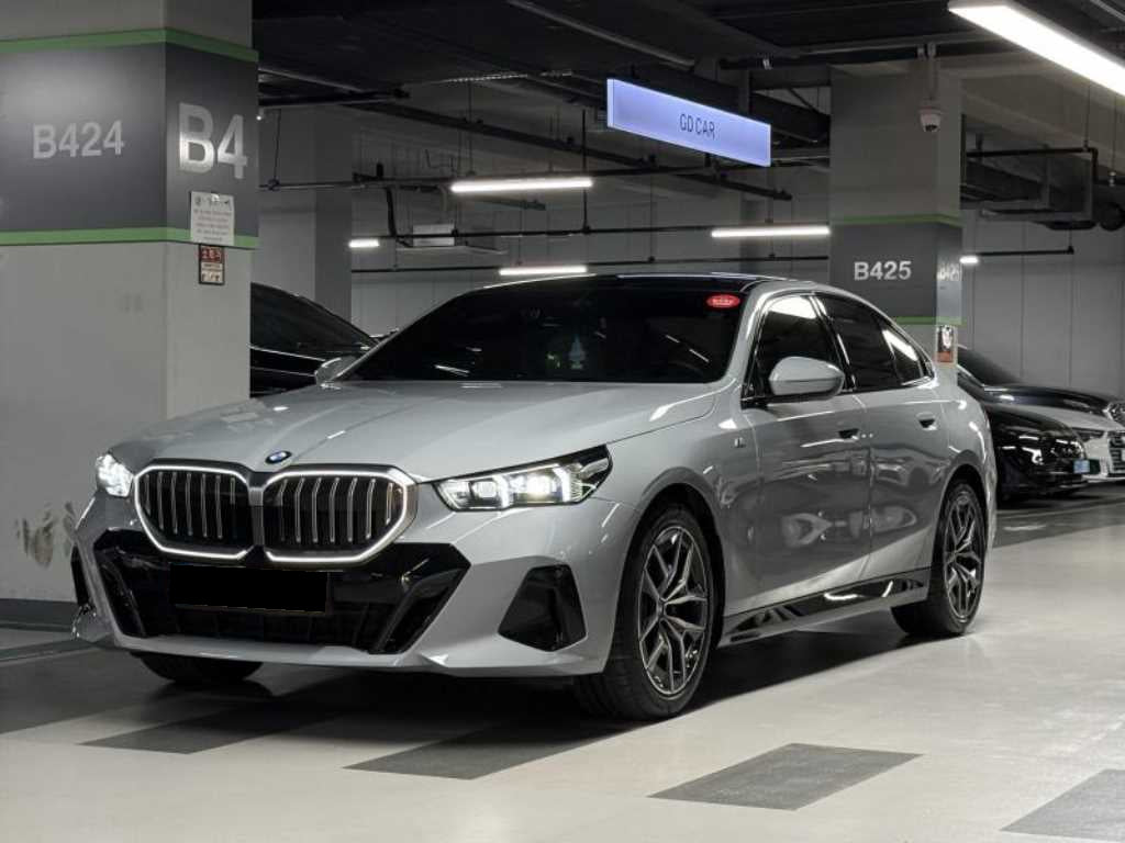 BMW 5-Series — photo 01