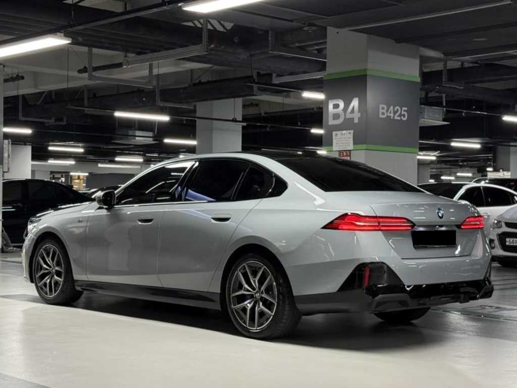 BMW 5-Series — photo 02