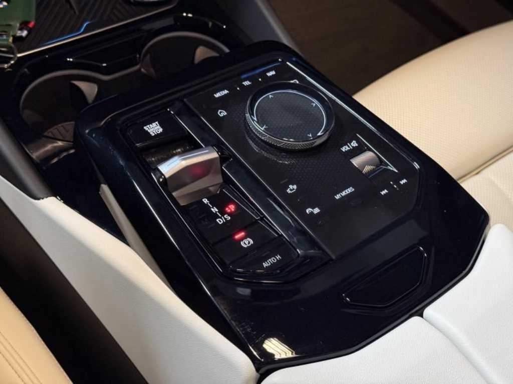 BMW 5-Series — photo 09