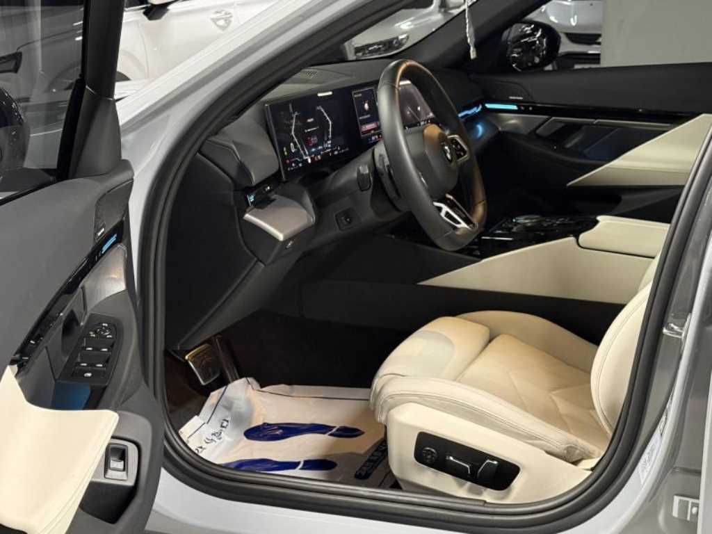 BMW 5-Series — photo 10