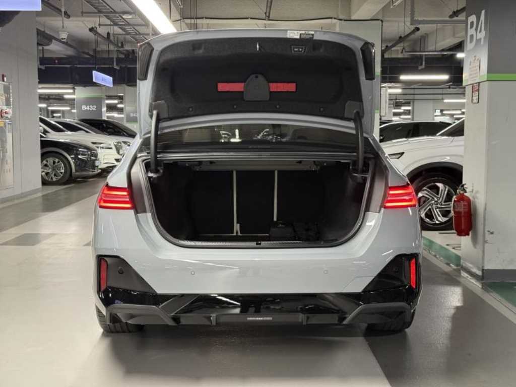 BMW 5-Series — photo 19