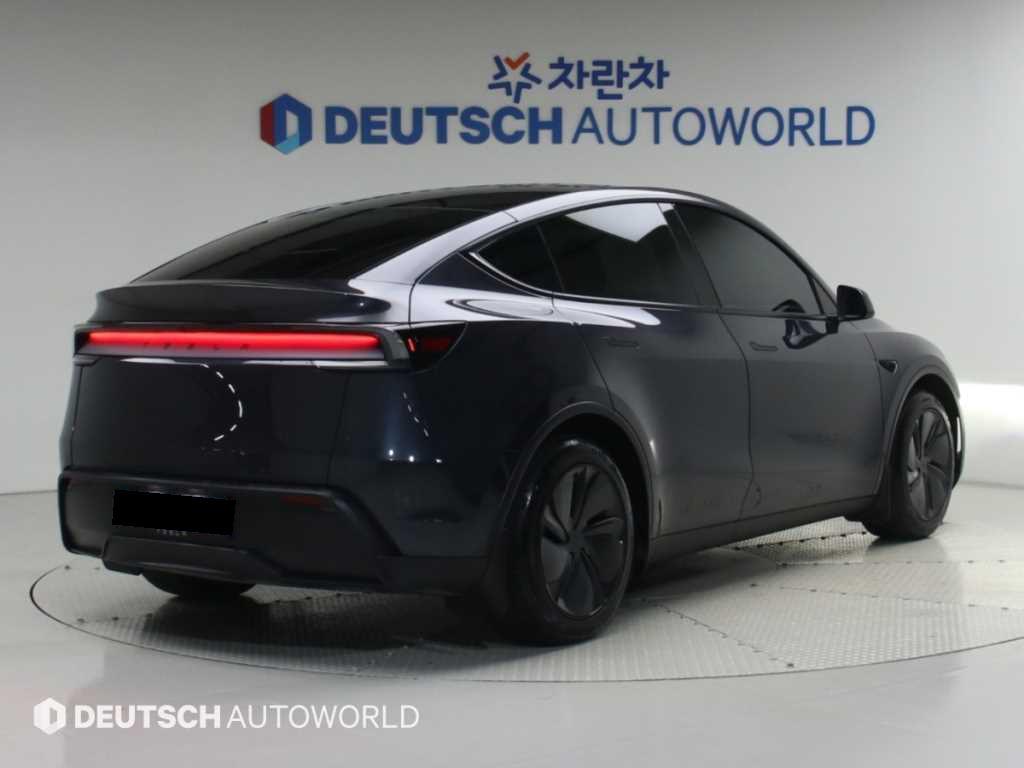 Tesla Model Y — photo 02