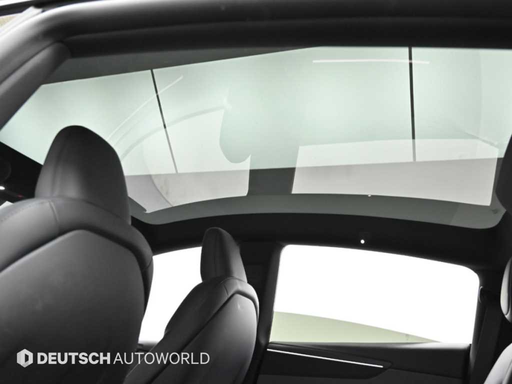 Tesla Model Y — photo 18
