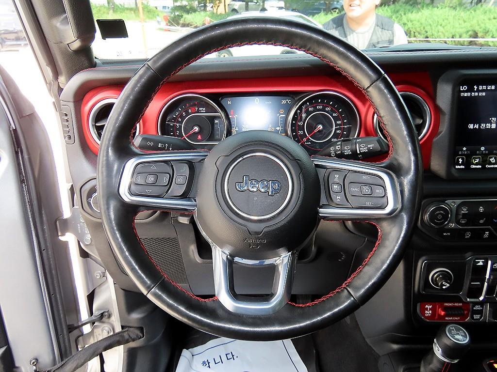 Jeep Wrangler — photo 08