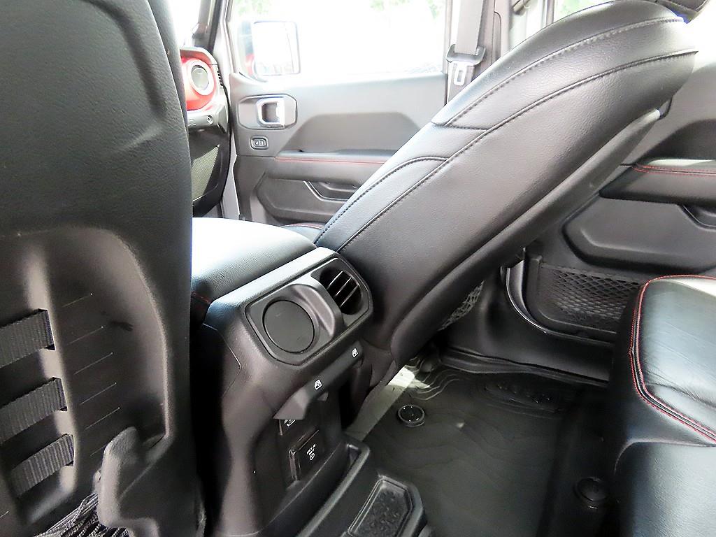 Jeep Wrangler — photo 14