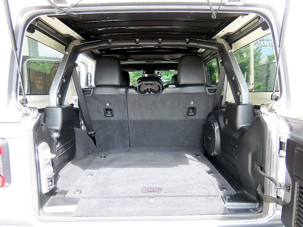 Jeep Wrangler — photo 16