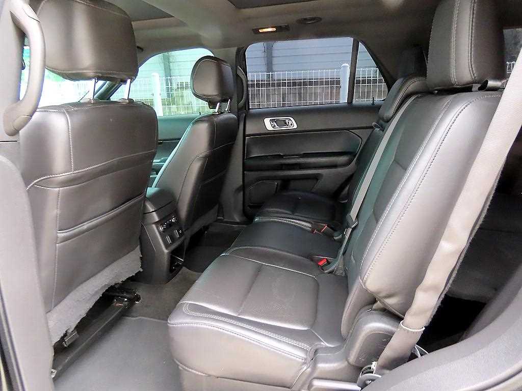 Ford Explorer — photo 06