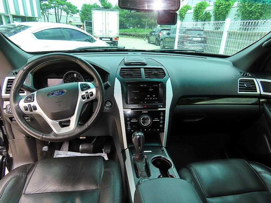 Ford Explorer — photo 07