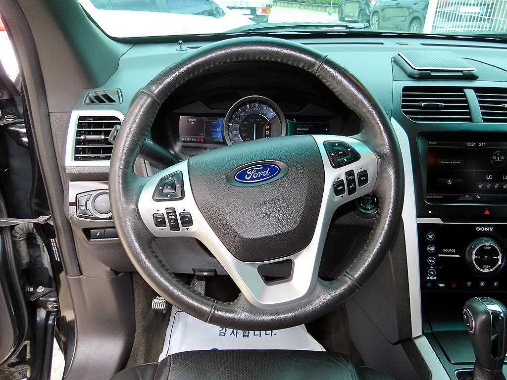 Ford Explorer — photo 08