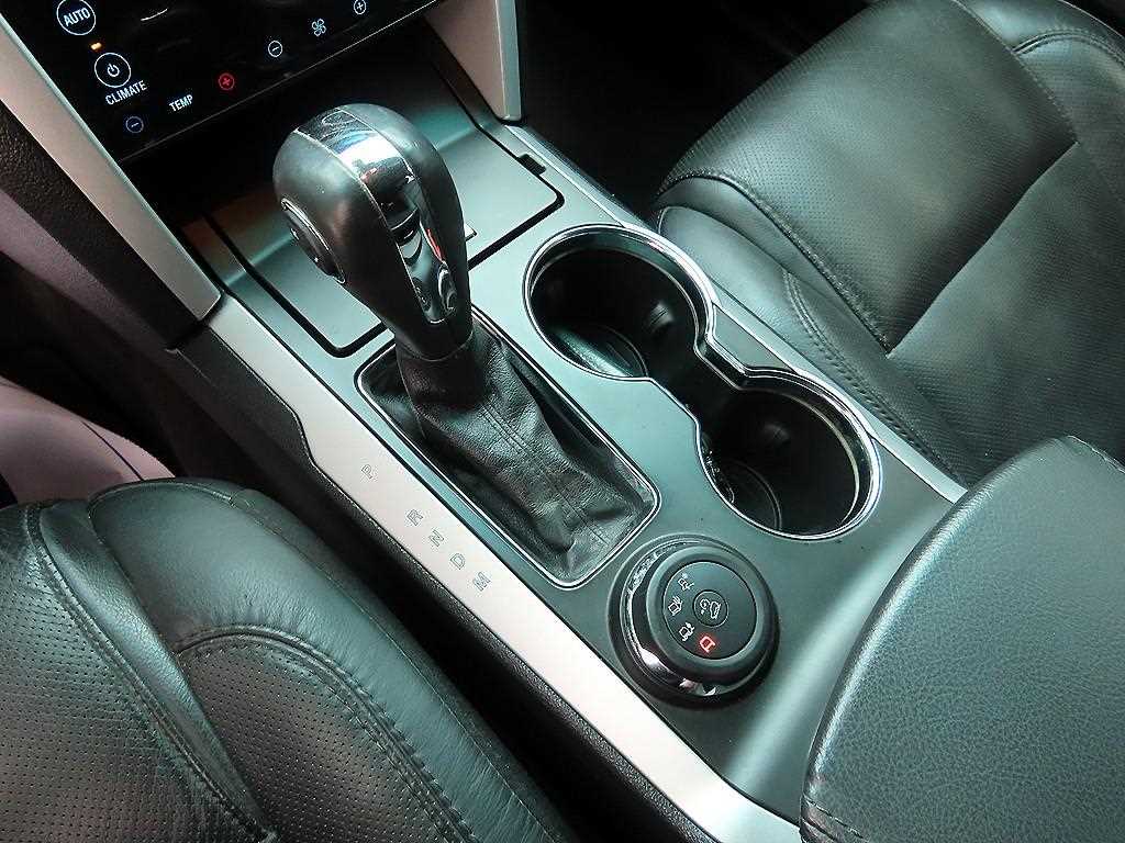 Ford Explorer — photo 10
