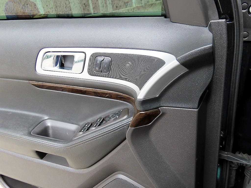 Ford Explorer — photo 11